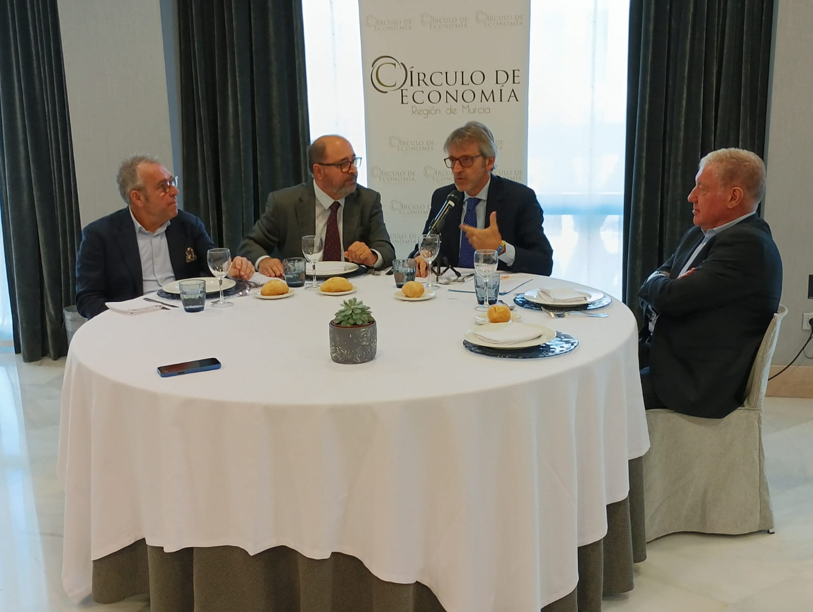 El Círculo de Economía analiza junto a Luis Alberto Marín el modelo de moderación fiscal